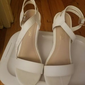 White sandals/platform wedges